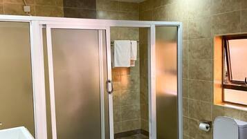 Deluxe-Doppelzimmer, Gartenblick | Badezimmer | Hausschuhe, Seife, Shampoo, Toilettenpapier