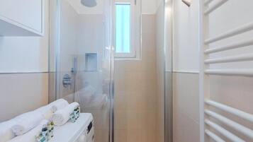 Deluxe-Apartment, Blick auf den Innenhof | Badezimmer