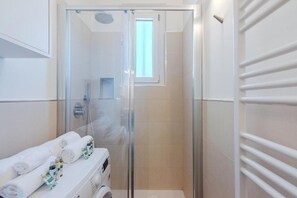 Appartement Deluxe, vue cour intérieure | Salle de bain