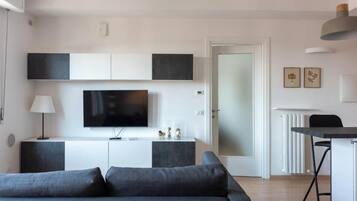 Deluxe Apartment, Courtyard View | Living area