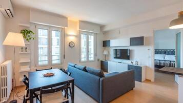 Deluxe Apartment, Courtyard View | Living area