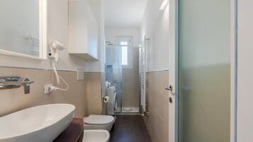 Deluxe Apartment, Courtyard View | Bathroom