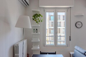 Appartement Deluxe, vue cour intérieure | Coin séjour