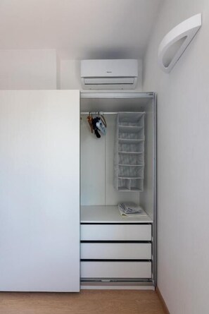 Appartement Deluxe, vue cour intérieure | Intérieur