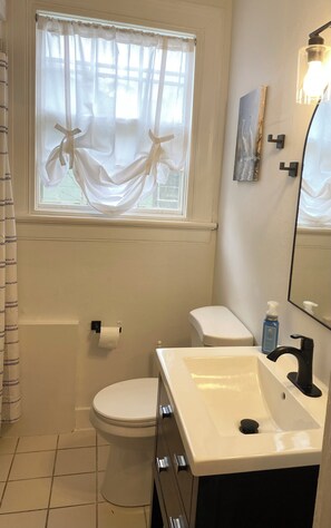 Hair dryer, towels, soap, shampoo - Rest, Relax, Repeat! Clean, Convenient and Comfortable! (Columbus)