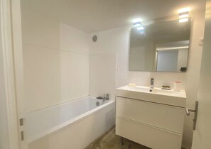 Bathroom - Villa sleeps 10 with heated pool & jacuzzi (Coux et Bigaroque-Mouzens)