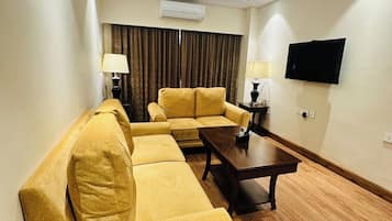 Suite, City View | Living area