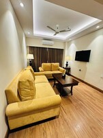 Suite, vistas a la ciudad | Zona de estar