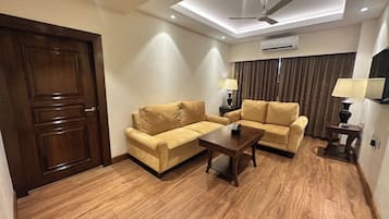 Suite, City View | Living area