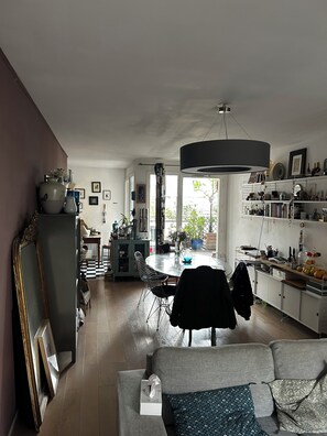 Living area - Pleasant, recent, well-equipped apartment close to the heart of Paris. (Paris)