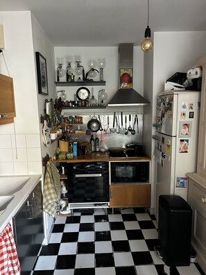 Private kitchen - Pleasant, recent, well-equipped apartment close to the heart of Paris. (Paris)