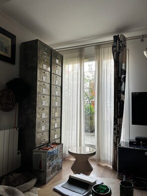 Interior - Pleasant, recent, well-equipped apartment close to the heart of Paris. (Paris)