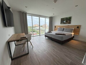 In-room safe, iron/ironing board, WiFi, bed sheets - 3-Suite Condo Steps to Palm Beach (Noord)