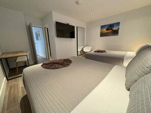 Een kluis op de kamer, een strijkplank/strijkijzer, wifi, beddengoed