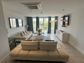 TV - 3-Suite Condo Steps to Palm Beach (Noord)