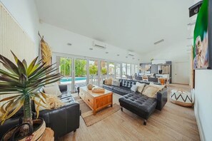 TV - Villa Lua at Palm Beach Hotel Area (Noord)