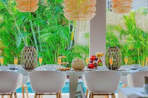 Outdoor dining - Villa Lua at Palm Beach Hotel Area (Noord)