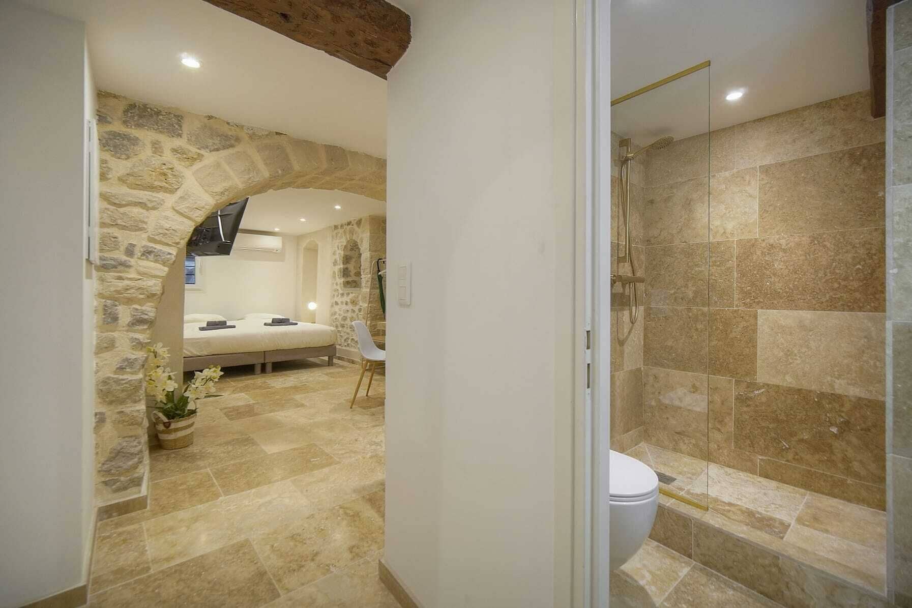 Douche, sèche-cheveux, serviettes fournies, savon