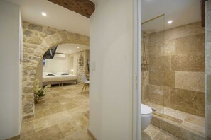 Een douche, een haardroger, handdoeken, zeep