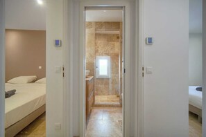 6 habitaciones, tabla de planchar con plancha, wifi y ropa de cama 
