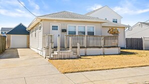 Exterior - Newly Renovated 3br 2ba Rancher w Patio & Parking (Ventnor City)