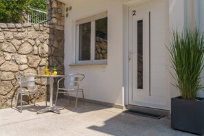 Outdoor dining - Cozy studio for two people with terrace in Crikvenica (Crikvenica)