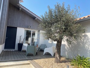 Terrace/patio - On the edge of the dune! sleeps 10, pool 100 m from the beach, all on foot!!! (Moliets-et-Maa)