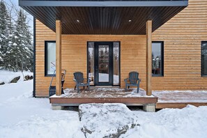 Exterior - Spa & Private Beach - The Lazy Bear Lake House (La Minerve)
