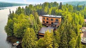 Exterior - Spa & Private Beach - The Lazy Bear Lake House (La Minerve)