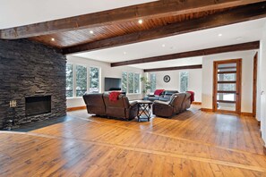 Interior - Spa & Private Beach - The Lazy Bear Lake House (La Minerve)