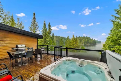 Spa & Private Beach - The Lazy Bear Lake House
