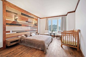 4 bedrooms, iron/ironing board, WiFi, bed sheets - Spa & Private Beach - The Lazy Bear Lake House (La Minerve)