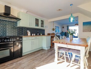 Cookware/dishes/utensils - 3A Grannys Lane (Perranporth)
