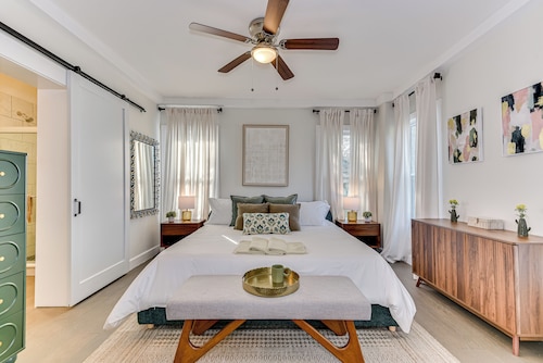 4-bedroom house 5 min from Masters - back apartment - two kitchens - BBQ - games