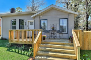 A single-story house with a front porch, a small patio area, and a chimney. - 4-bedroom house 5 min from Masters - back apartment - two kitchens - BBQ - games (Augusta)