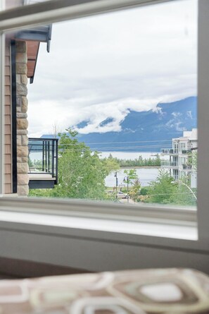 Interior - Scenic 3BR Lakeview Penthouse w/ Balcony in Harrison Hot Springs (Harrison Hot Springs)