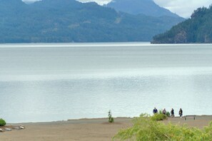 Beach - Scenic 3BR Lakeview Penthouse w/ Balcony in Harrison Hot Springs (Harrison Hot Springs)
