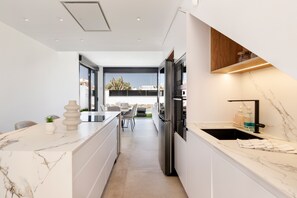 Frigorífico, microondas, horno y placa de cocina