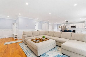TV, books, offices - Luxury Modern Boston Townhome w/ Parking! (Boston)