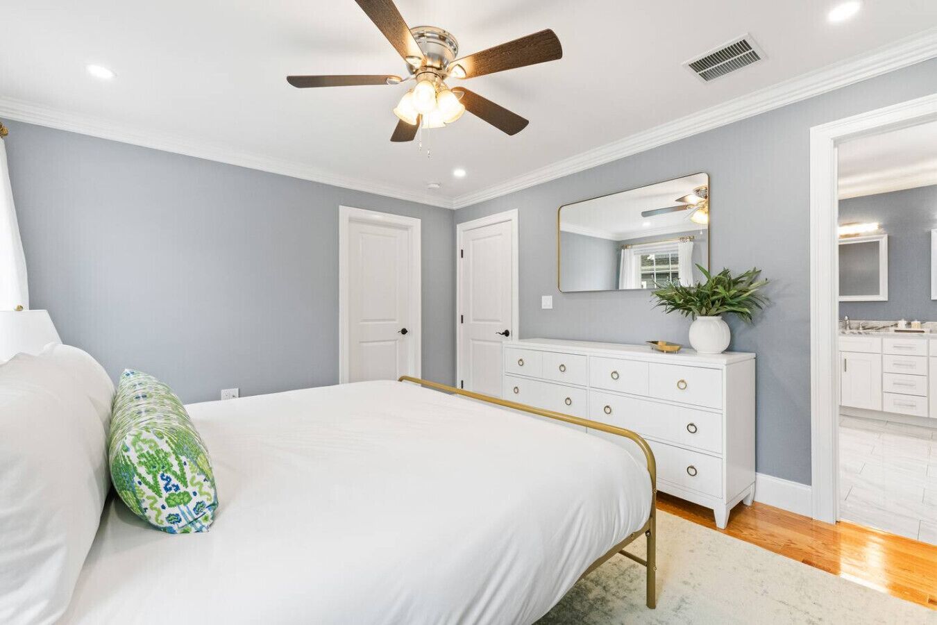 3 bedrooms, desk, iron/ironing board, travel crib
