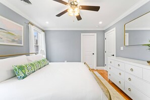 3 bedrooms, desk, iron/ironing board, travel cot - Luxury Modern Boston Townhome w/ Parking! (Boston)