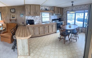 Microwave, oven, stovetop - 2-bedroom mobile home in Henderson (Henderson)