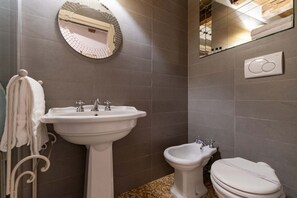 Shower, bidet, shampoo - ROMANTIC ATTIC WITH A VIEW OF THE GRAND CANAL (VENEZIA)