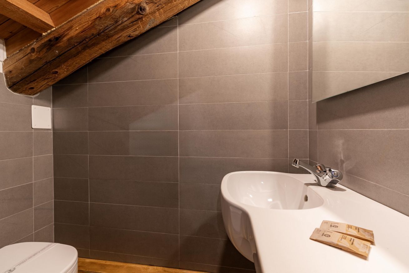 Shower, bidet, shampoo
