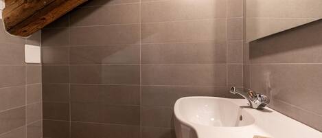 Shower, bidet, shampoo