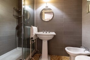 Shower, bidet, shampoo - ROMANTIC ATTIC WITH A VIEW OF THE GRAND CANAL (VENEZIA)