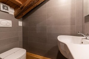 Shower, bidet, shampoo - ROMANTIC ATTIC WITH A VIEW OF THE GRAND CANAL (VENEZIA)