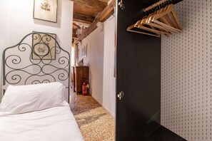 2 chambres, fer et planche à repasser