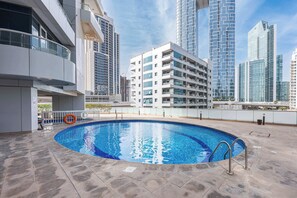 Pool - Free housekeeping visits during your stay - StayShort - Majestic 3 Bedroom in Dubai Marina that Sleeps 10! (Dubai Marina)