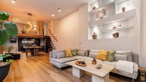 Un salon moderne avec un canapé, une table basse et des objets de décoration.